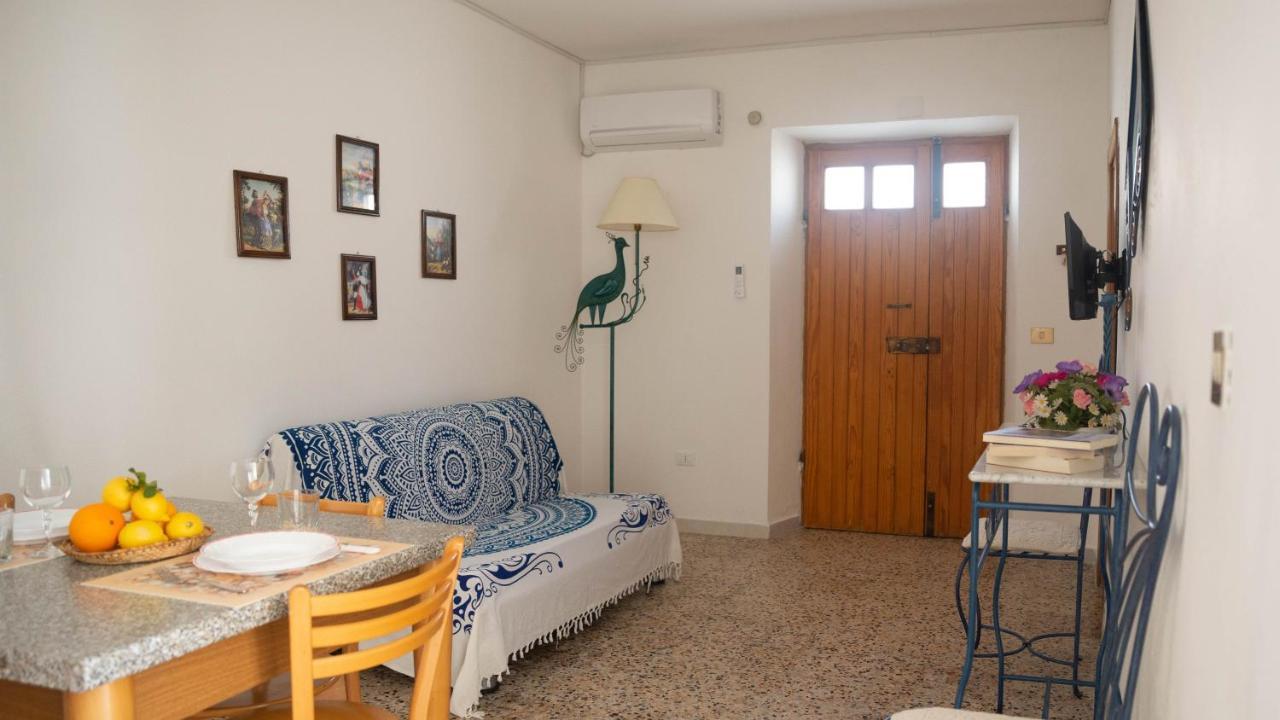 Appartamenti Melograno E Fico Loculi Luaran gambar